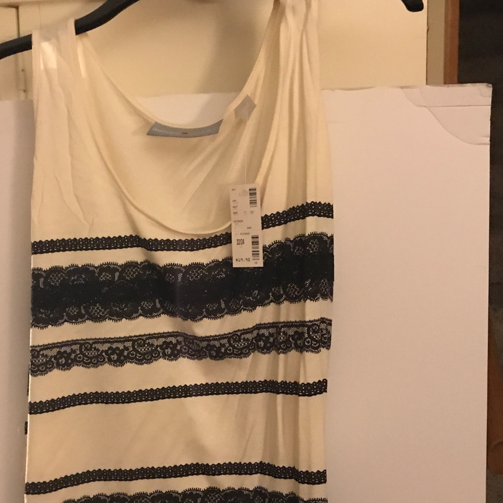 Avenue tank. Black lace accents. 🎀 NWT 22/24 🎀